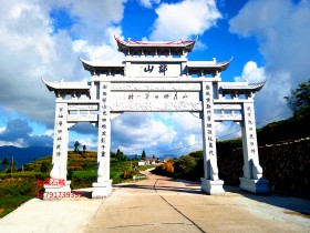 村口牌坊是家族兴盛的体现