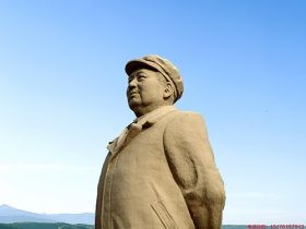 学校高校名人雕像-大学校园石头雕塑-以长沙大学毛泽东设计为例子