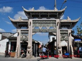 农村门楼石牌坊厂选择雕刻石材有什么讲究