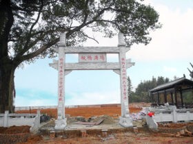 单门石头大门牌楼厂家为你介绍几个选择要点