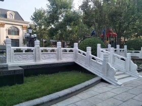 石栏杆的望柱雕刻和祥云护栏价格多少钱一米