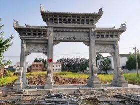 农村石大门牌坊的公共大众艺术