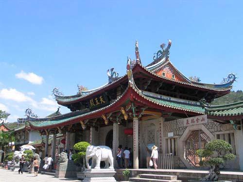 寺院门前的石雕大象