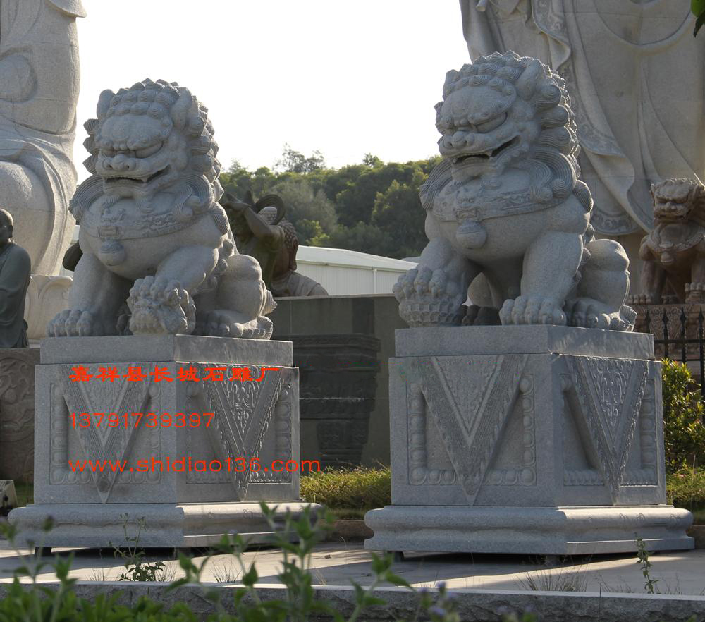 石狮子有着招财辟邪的吉祥含义