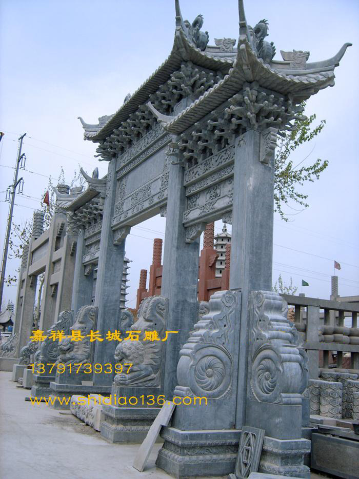 石牌坊的侧面图