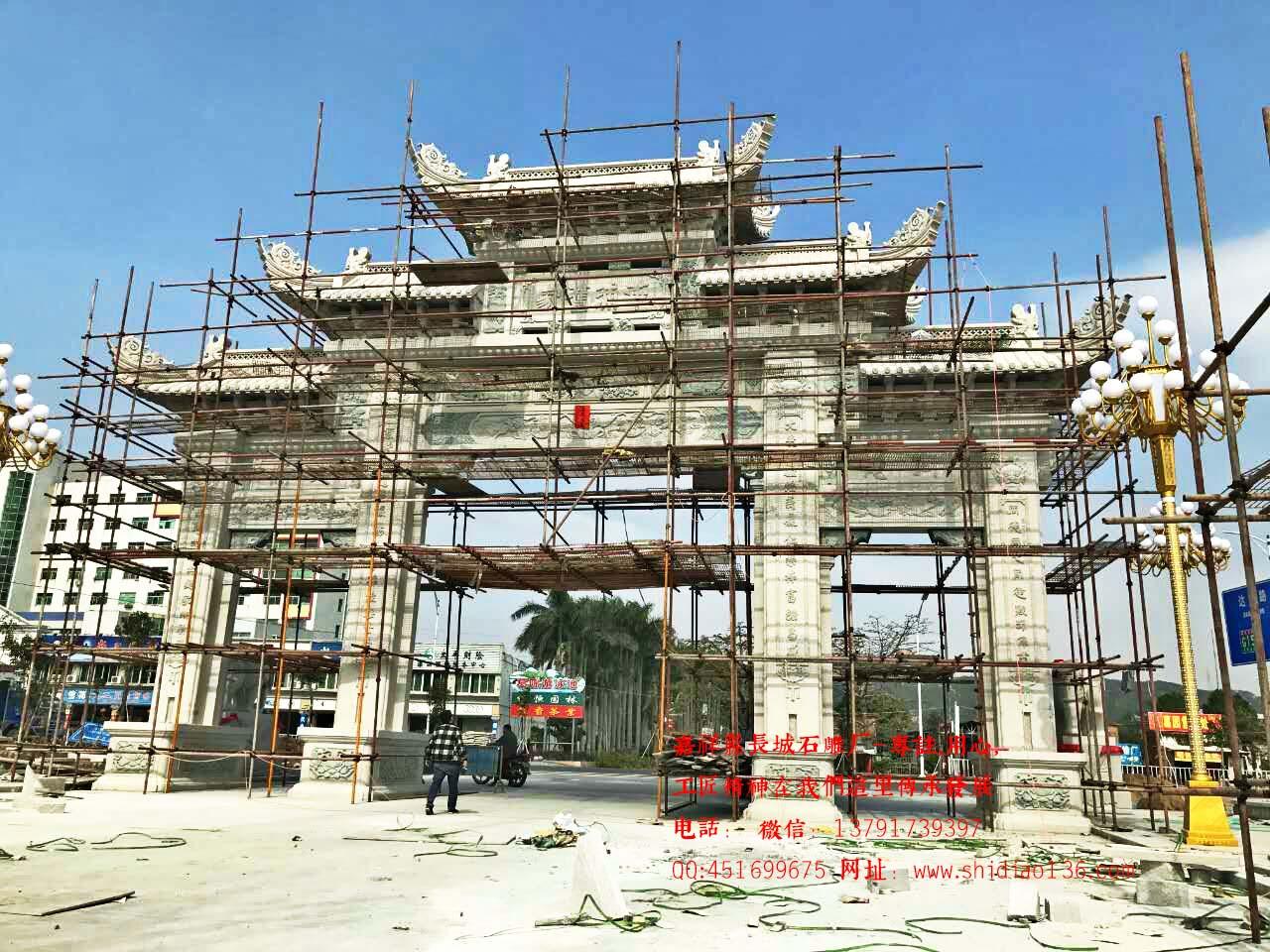 长城石雕福建村庄石牌坊安装现场图片